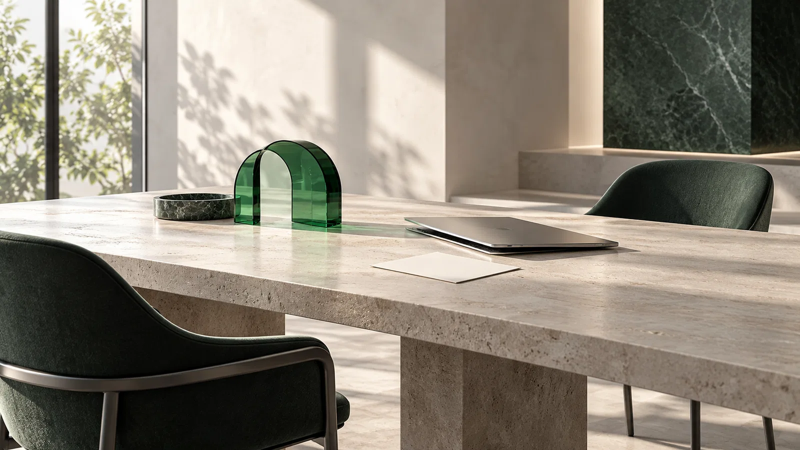 Table de rencontre et ordinateur illustrant le début d’un projet