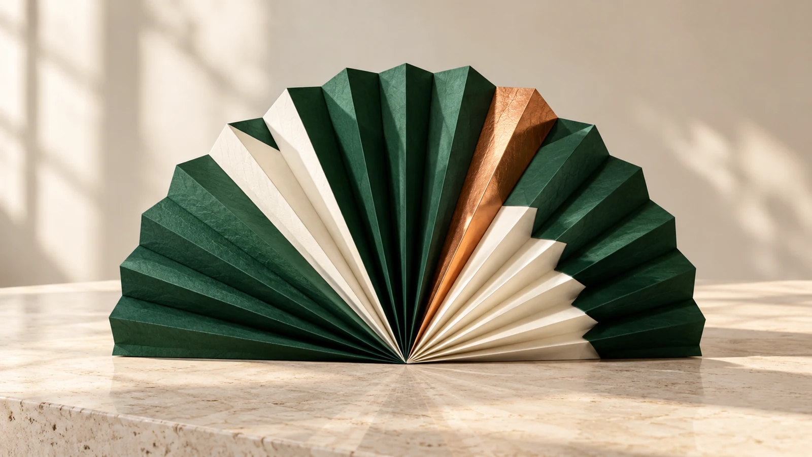 Éventail sculptural en papier plissé vert forêt et ivoire, avec un pli cuivré
